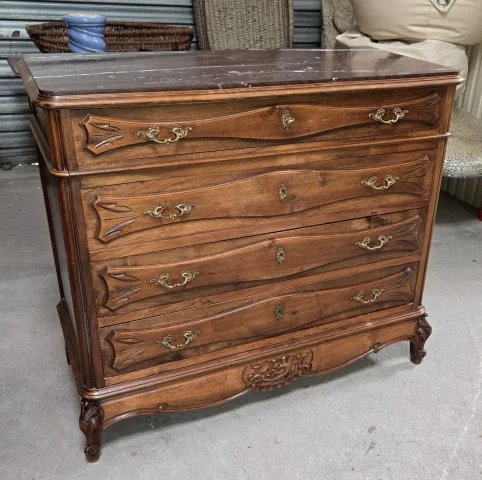 Commode provençale en noyer – Dessus marbre rouge - époque fin XIXeme — Bon état