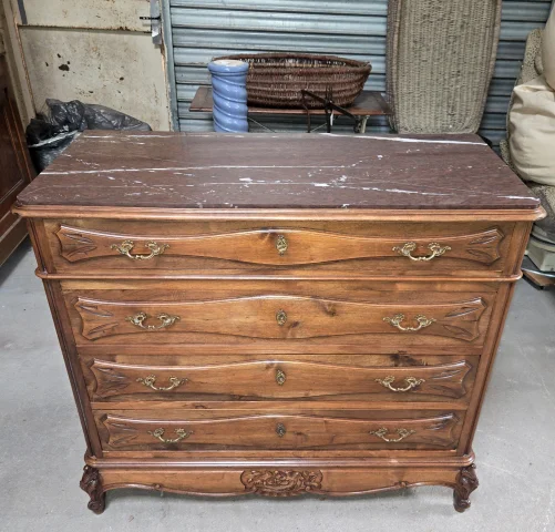 Commode provençale en noyer – Dessus marbre rouge - époque fin XIXeme — Bon état