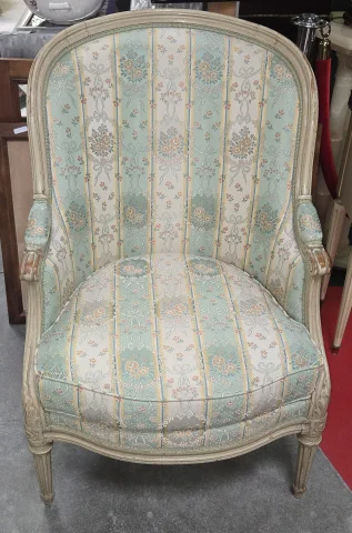 Bergère im Louis-XVI-Stil, lackiert – Blumenstoff – Mitte 20. Jahrhundert — Sehr guter Zustand