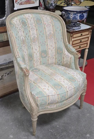 Bergère im Louis-XVI-Stil, lackiert – Blumenstoff – Mitte 20. Jahrhundert — Sehr guter Zustand