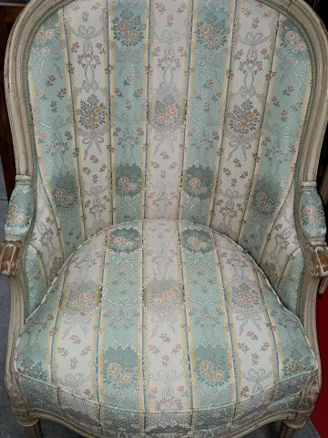 Bergère im Louis-XVI-Stil, lackiert – Blumenstoff – Mitte 20. Jahrhundert — Sehr guter Zustand