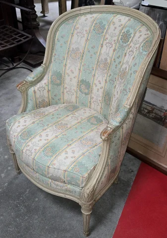 Bergère im Louis-XVI-Stil, lackiert – Blumenstoff – Mitte 20. Jahrhundert — Sehr guter Zustand