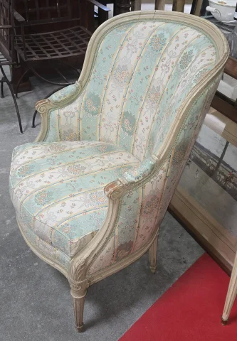 Bergère im Louis-XVI-Stil, lackiert – Blumenstoff – Mitte 20. Jahrhundert — Sehr guter Zustand