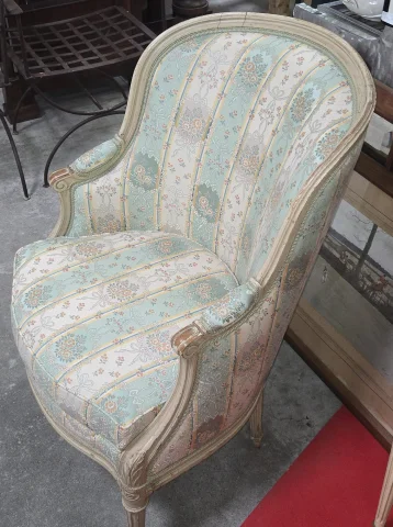 Bergère im Louis-XVI-Stil, lackiert – Blumenstoff – Mitte 20. Jahrhundert — Sehr guter Zustand