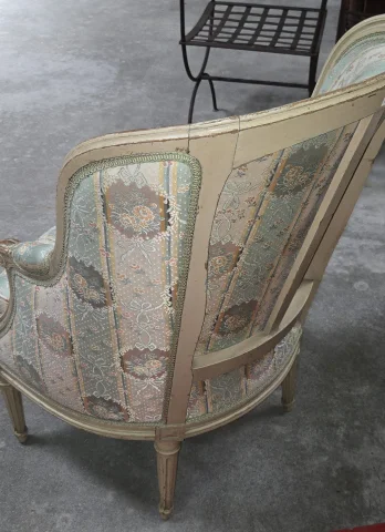 Bergère im Louis-XVI-Stil, lackiert – Blumenstoff – Mitte 20. Jahrhundert — Sehr guter Zustand