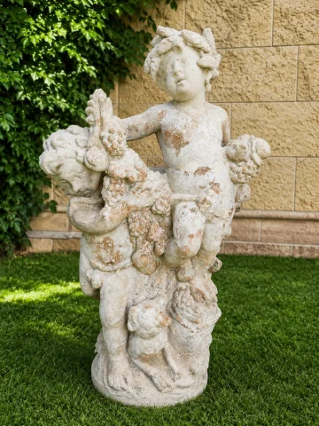 Bedeutende Gartenskulptur mit Putten und Girlanden – Rekonstituierter Stein – Mitte 20. Jahrhundert — Guter Zustand