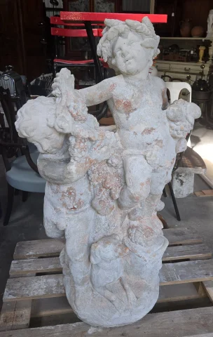 Bedeutende Gartenskulptur mit Putten und Girlanden – Rekonstituierter Stein – Mitte 20. Jahrhundert — Guter Zustand
