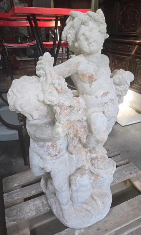 Bedeutende Gartenskulptur mit Putten und Girlanden – Rekonstituierter Stein – Mitte 20. Jahrhundert — Guter Zustand