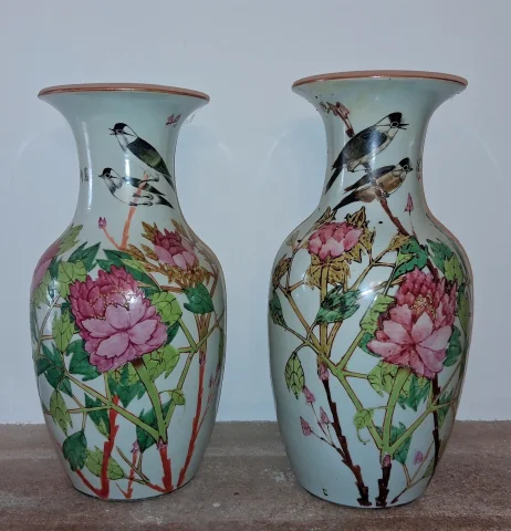 Pair of Large Chinese Porcelain Vases with Floral and Bird Decoration, 19th Century — Good condition