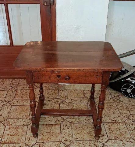 Table Cabaret En Noyer Massif D’Époque Louis XIII — Bon état