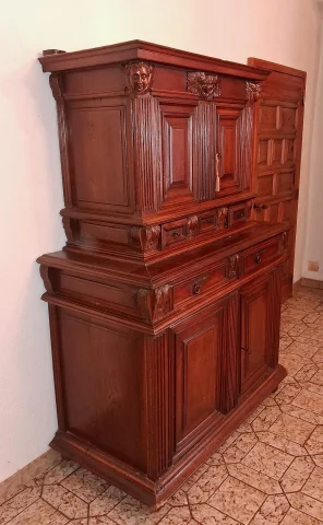 Kabinettschrank – Zweikorpus-Büfett im Renaissance-Stil aus Nussbaum, 17. Jahrhundert — Guter Zustand
