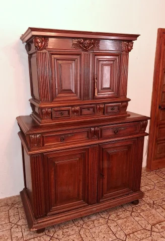 Kabinettschrank – Zweikorpus-Büfett im Renaissance-Stil aus Nussbaum, 17. Jahrhundert — Guter Zustand