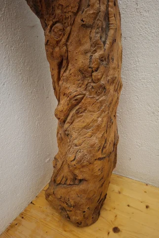 Feminine sculpture carved in wood from a tree stump – Artist's work, 20th century — Good condition