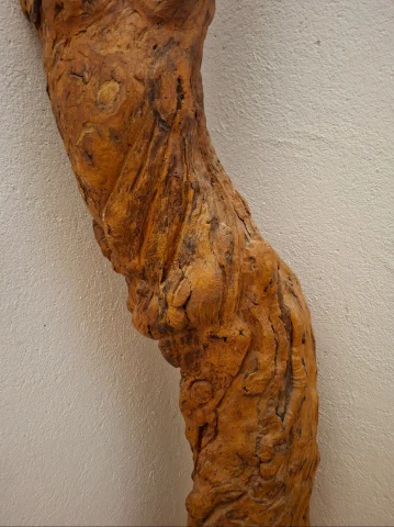 Feminine sculpture carved in wood from a tree stump – Artist's work, 20th century — Good condition