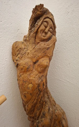 Feminine sculpture carved in wood from a tree stump – Artist's work, 20th century — Good condition