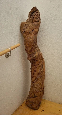 Feminine sculpture carved in wood from a tree stump – Artist's work, 20th century — Good condition