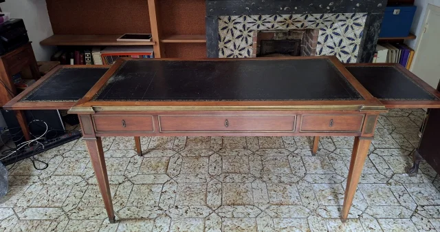 Großer Pariser Louis-XVI-Schreibtisch mit Auszügen, Mahagoni und vergoldeter Bronze, 19. Jahrhundert — Guter Zustand