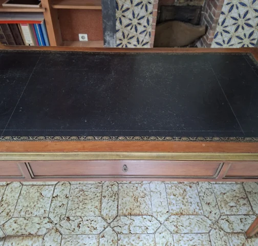 Großer Pariser Louis-XVI-Schreibtisch mit Auszügen, Mahagoni und vergoldeter Bronze, 19. Jahrhundert — Guter Zustand
