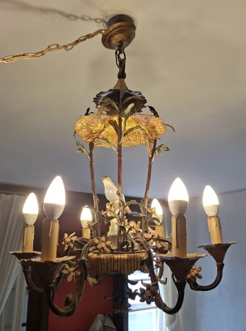 Naturalist Chandelier with Birds, Flowers and Foliage, Painted Sheet Metal and Saxony Porcelain, Art Nouveau — Good condition