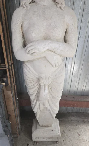 Large garden statue in reconstituted stone – Female figure in antique style (mid-20th century) — Good condition