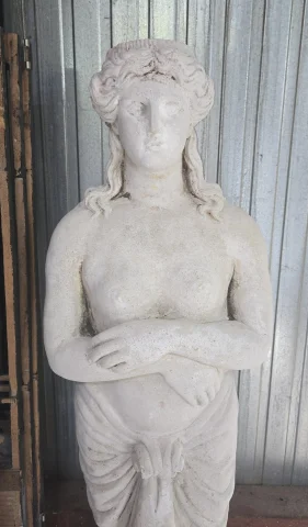 Large garden statue in reconstituted stone – Female figure in antique style (mid-20th century) — Good condition