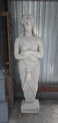 Large garden statue in reconstituted stone – Female figure in antique style (mid-20th century) — Good condition