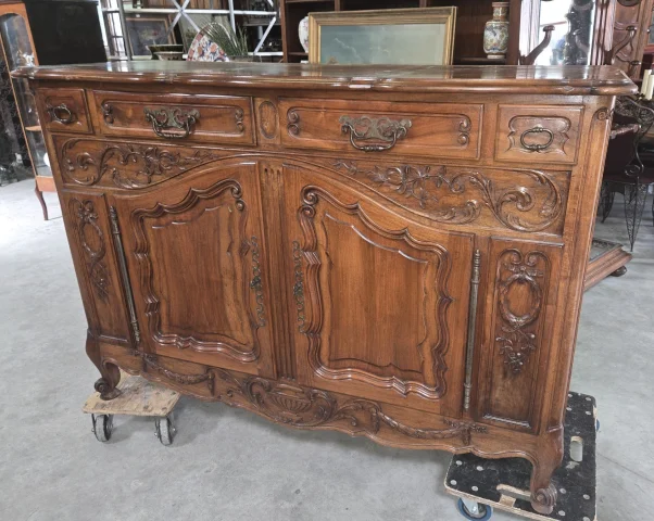 Important Louis XV Provençal carved walnut buffet – 19th century — Good condition