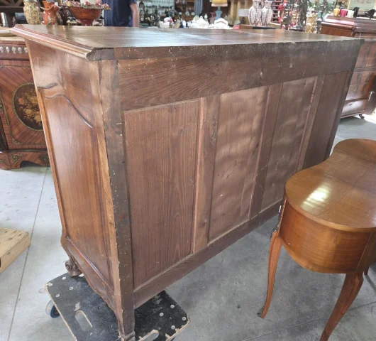 Important Louis XV Provençal carved walnut buffet – 19th century — Good condition