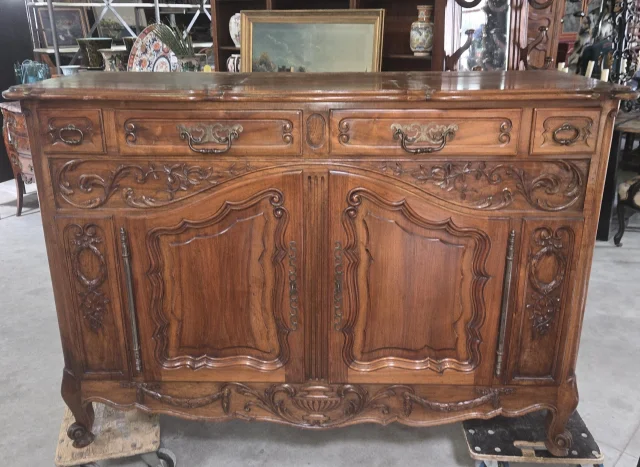 Important Louis XV Provençal carved walnut buffet – 19th century — Good condition