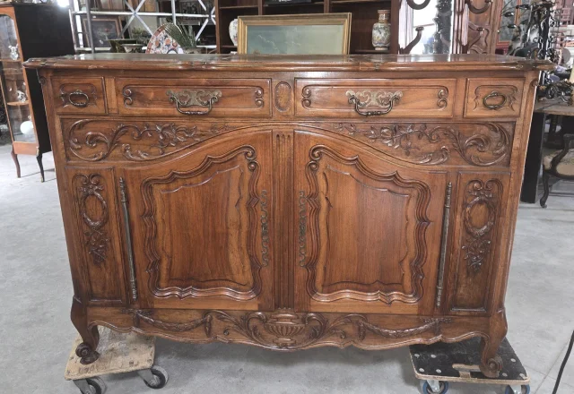 Important Louis XV Provençal carved walnut buffet – 19th century — Good condition