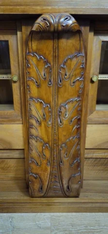 Art Deco walnut enfilade with sober, elegant architectural design, resting on a solid stepped base — Good condition