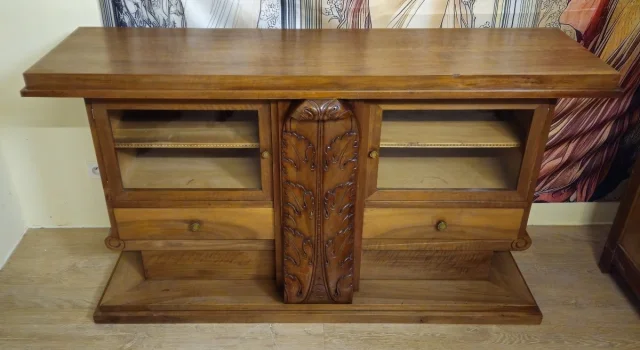 Art Deco walnut enfilade with sober, elegant architectural design, resting on a solid stepped base — Good condition