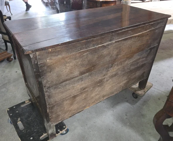 Louis XV-period bowed commode in walnut and elm burl, opening with five drawers over three rows. — Good condition