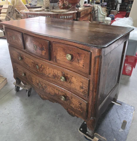 Louis XV-period bowed commode in walnut and elm burl, opening with five drawers over three rows. — Good condition