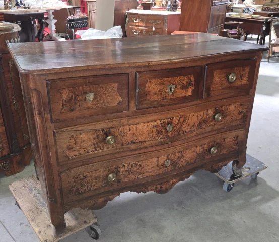 Louis XV-period bowed commode in walnut and elm burl, opening with five drawers over three rows. — Good condition