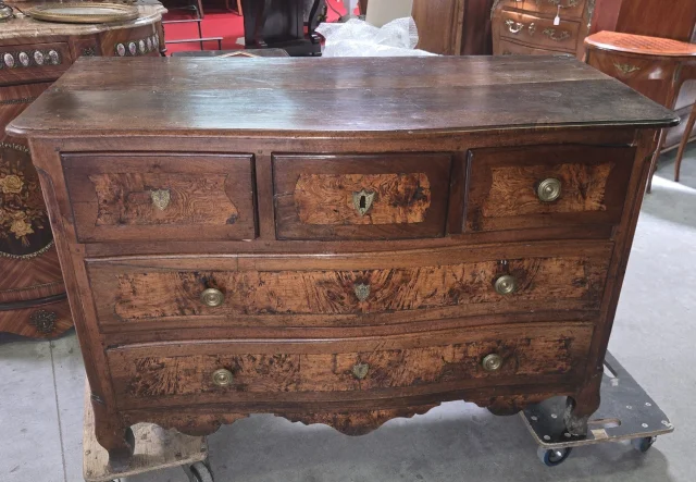 Louis XV-period bowed commode in walnut and elm burl, opening with five drawers over three rows. — Good condition