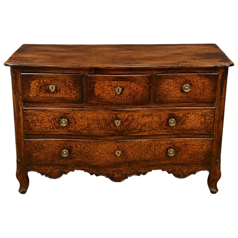 Louis XV-period bowed commode in walnut and elm burl, opening with five drawers over three rows. — Good condition
