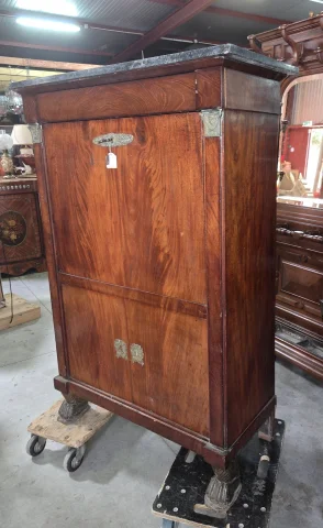 Empire-period fall-front secrétaire in mahogany and gilt bronze — Good condition