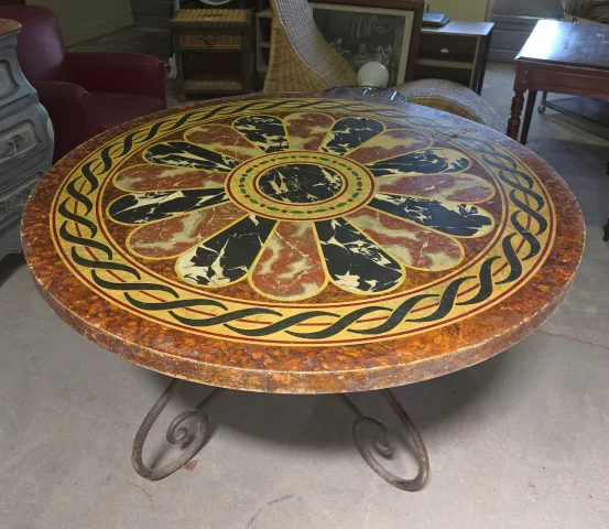 Large Round Table with Painted Wood Top in Scagliola Style – Wrought Iron Base — Good condition