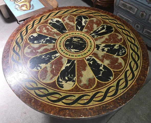 Large Round Table with Painted Wood Top in Scagliola Style – Wrought Iron Base — Good condition