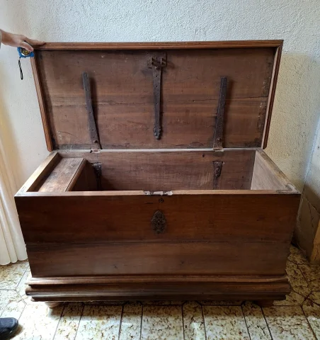 Coffre Bourguignon En Noyer D’époque Louis XIII, XVIIe Siècle — Bon état