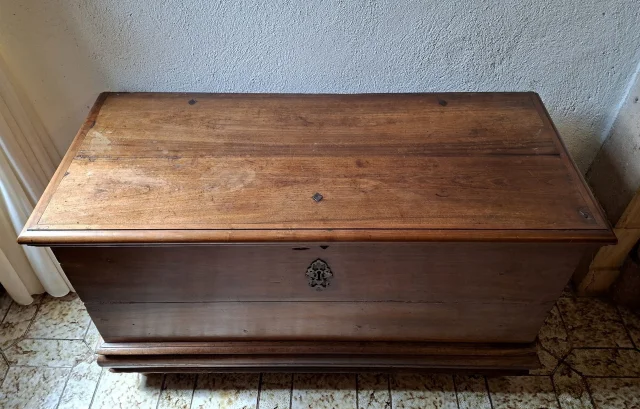 Coffre Bourguignon En Noyer D’époque Louis XIII, XVIIe Siècle — Bon état