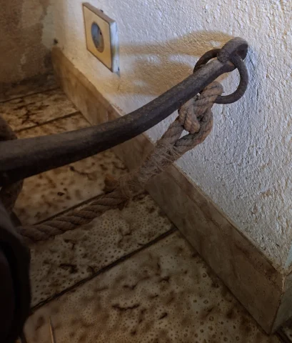 Antica Campana in Bronzo su Giogo in Legno con Ferrature Forgiate, Fine XVIII Secolo — Buono stato