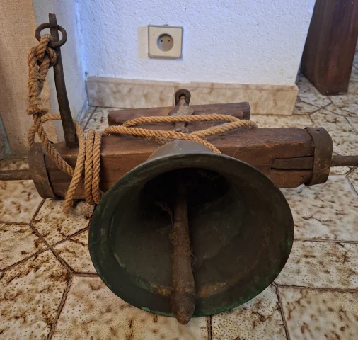 Antica Campana in Bronzo su Giogo in Legno con Ferrature Forgiate, Fine XVIII Secolo — Buono stato
