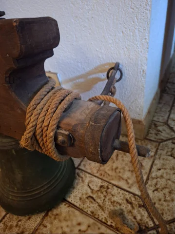 Antica Campana in Bronzo su Giogo in Legno con Ferrature Forgiate, Fine XVIII Secolo — Buono stato