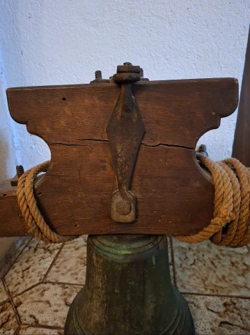 Antica Campana in Bronzo su Giogo in Legno con Ferrature Forgiate, Fine XVIII Secolo — Buono stato