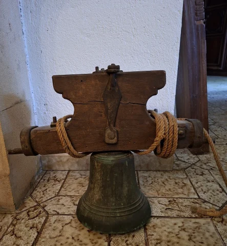 Antica Campana in Bronzo su Giogo in Legno con Ferrature Forgiate, Fine XVIII Secolo — Buono stato