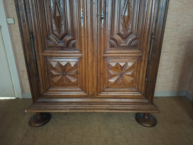 Armoire Louis XIII en Noyer Mouluré et Sculpté – XVIIe siècle — Bon état
