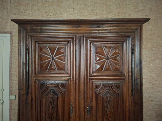 Armoire Louis XIII en Noyer Mouluré et Sculpté – XVIIe siècle — Bon état