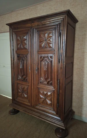 Armoire Louis XIII en Noyer Mouluré et Sculpté – XVIIe siècle — Bon état